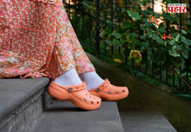 Crocs Styling Tips : Crocs ला स्टायलिश लुक देण्यासाठी फॉलो करा ‘या’ ७ टिप्स…
