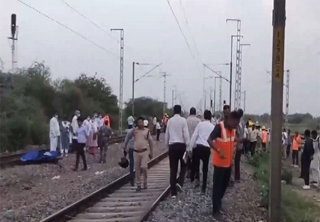 Madhya Pradesh : अफवा पसरली आणि रेल्वे रुळावर मोठी दुर्घटना झाली