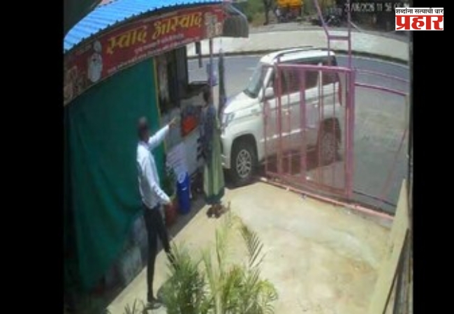Father Attacks Son : रक्ताच्या नात्याला काळिमा! मुलगा आणि सुनेवर जीवघेणा हल्ला