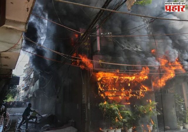 Crime News: दिल्लीतील अग्नितांडवात एकाच कुटुंबातील ८ जणांचा दुर्दैवी अंत