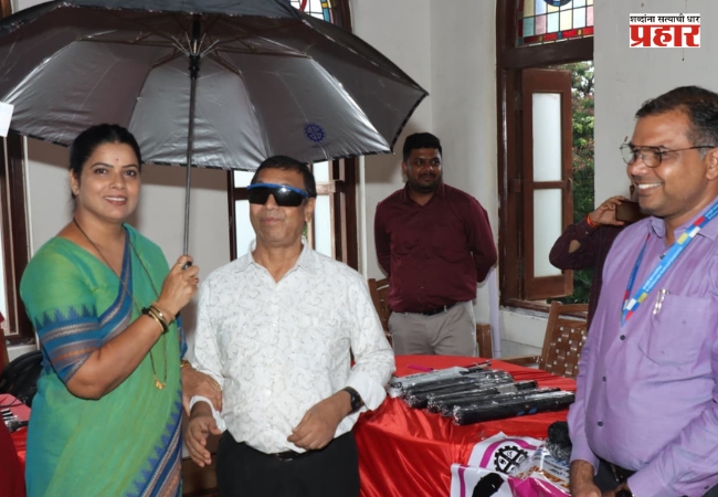 BMC News : दिव्यांग व्यक्तींद्वारे निर्मित छत्री व रेनकोटचे मुंबईच्या महापौर आणि आयुक्तांकडून कौतुक