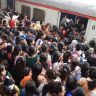 असुरक्षित लोकलप्रवास