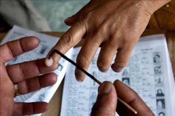 Election in Maharashtra : राज्यातील नगरपरिषदा/नगरपंचायतींमधील ३८ रिक्त जागांसाठी झाले मतदान, मतमोजणी रविवारी