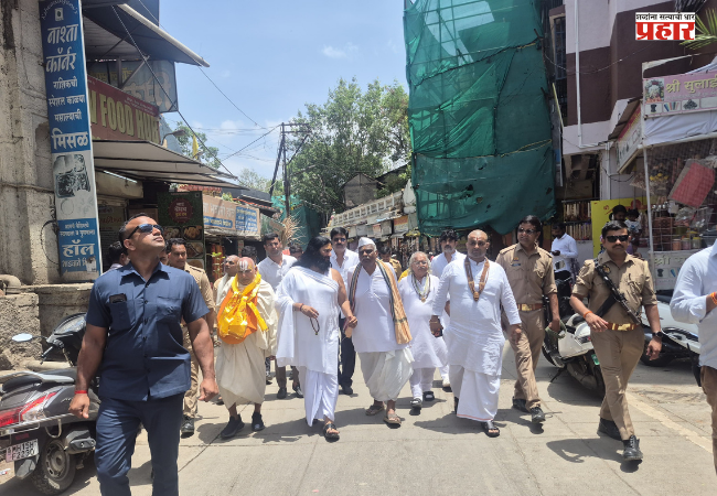 Nashik : सिंहस्थ कुंभमेळ्यापूर्वी गोदावरी प्रदूषणमुक्त करावी- हेमंतदास महाराज; गोदावरी घाट परिसराची केली  पाहणी
