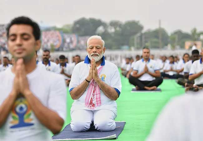 Yoga Day : आंतरराष्ट्रीय योग दिनानिमित्त पंतप्रधान मोदी कोलकातातून जागतिक योग चळवळीचे करणार नेतृत्व