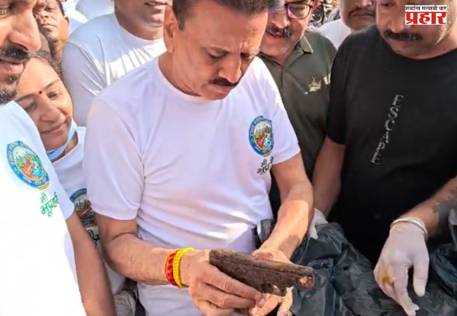 Nashik News : स्वच्छता मोहिमेदरम्यान मंत्री महाजनांच्या हाती धक्कादायक गोष्ट आली, नाशिकच्या नंदिनी नदीत नेमकं काय सापडलं