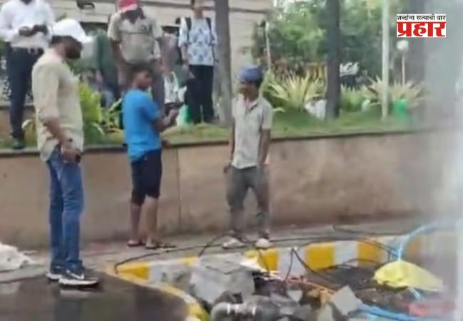 Thane : ठाण्यात कोरम मॉलसमोर जलवाहिनी फुटल्याने लाखो लिटर पाण्याची नासाडी