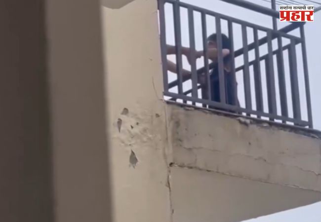 Uttar Pradesh Viral Video : लॉक अप शोचं ‘वेड’! मित्रासोबत भांडण झालं अन् थेट16 व्या मजल्याच्या बाल्कनीबाहेर तरुणी लटकली, व्हिडिओ व्हायरल