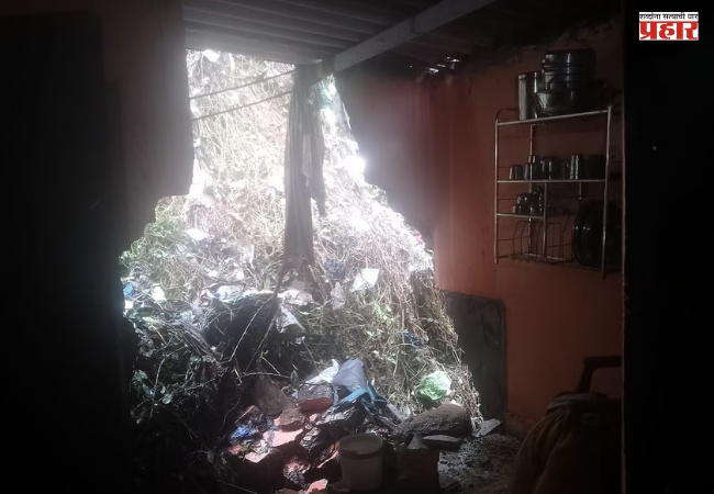 Kurla Landslide:  कुर्ला पश्चिम बुद्ध कॉलनीसमोर दरड कोसळली, तीन कुटुंबांना पर्यायी जागेत हलवले