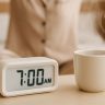 Morning Routine : सकाळी उठल्यावर कधीही करू नका या ८ सवयी; आरोग्यावर होऊ शकतो परिणाम
