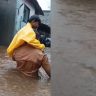 Kalyan Dombivli rain : खांद्याएवढ्या पाण्यात अडकलेल्या कुटुंबाची पोलिसांकडून सुटका; पडघा पोलिसांच्या धाडसी बचावकार्याचे कौतुक