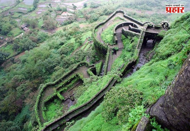 Lohagad Fort : ऐतिहासिक लोहगडावर पर्यटकांचा धक्कादायक प्रकार; व्हायरल व्हिडीओनंतर सोशल मीडियावर संताप