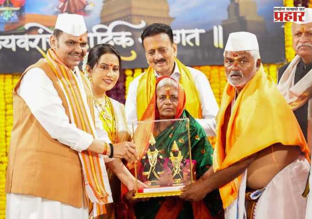 Ashadhi Ekdashi 2026 : सलग २० वर्षे वारीचं फळ! धाराशिवच्या माने दांपत्याला विठुरायाच्या महापूजेचा मान