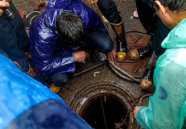 Manholes News : मुंबईमध्ये आजही ४४४६ मॅनहोल्स जाळ्याविना