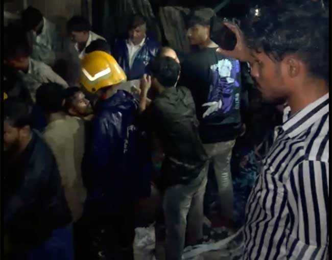 Mankhurd : मानखुर्दमध्ये चाळीचा भाग कोसळला, पाच जण ढिगाऱ्याखाली अडकल्याची शक्यता