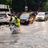 Mumbai Rains : मुंबईत मुसळधार! रेल्वे, रस्ते जलमय, आजही रेड अलर्ट, नागरिकांना सतर्कतेचा इशारा