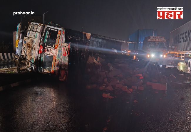 Nashik-Mumbai Highway : घोटी–सिन्नर फाटा उड्डाणपुलावर ट्रक दुभाजकाला धडकून उलटला अन्…महामार्गावर मोठी वाहतूक कोंडी