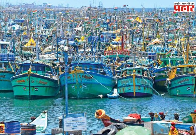 Fishing Ban : राज्यात १२ सागरी मैलांपर्यंत मासेमारीला बंदी कायम