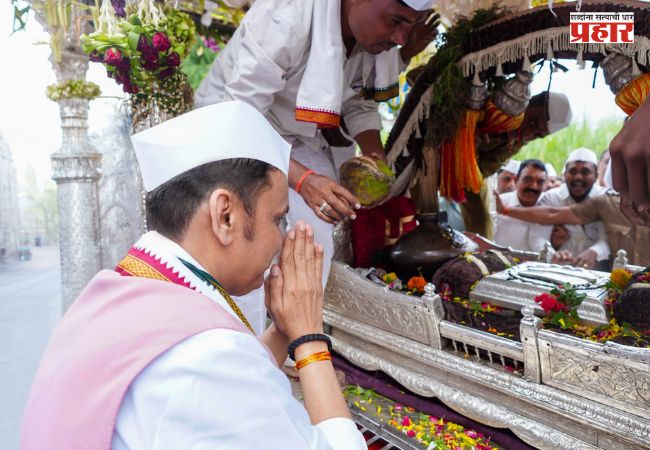 Devendra Fadnavis : मुख्यमंत्र्यांनी घेतले संतांच्या पादुकांचे दर्शन