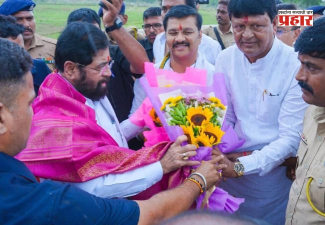 Eknath Shinde :भरपावसात उपमुख्यमंत्री शिंदे पंढरपुरात; वारकऱ्यांशी साधला संवाद