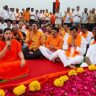 Navneet Rana : हनुमान गढीवर हजारो भाविकांसह नवनीत राणा व आ. रवि राणा यांचे हनुमान चालीसा पठण