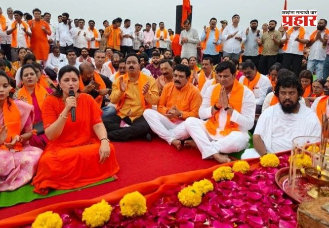 Navneet Rana : हनुमान गढीवर हजारो भाविकांसह नवनीत राणा व आ. रवि राणा यांचे हनुमान चालीसा पठण