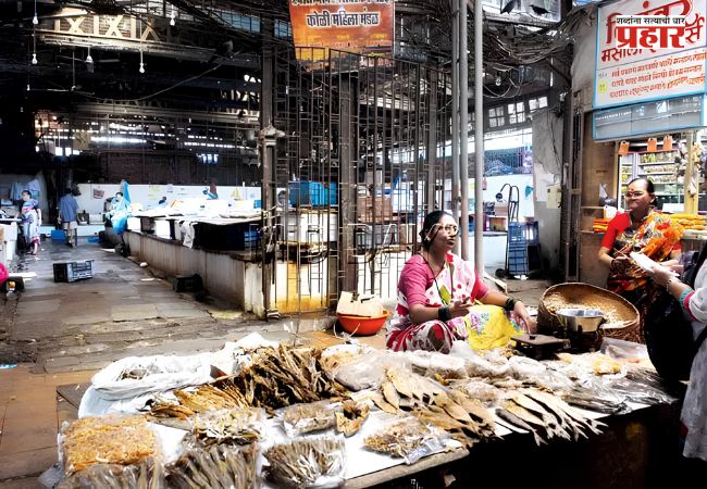 Dadar Savarkar Mandai : दादर पश्चिम येथील सावरकर मंडईच्या  दुरुस्तीचा अखेर मुहूर्त सापडला