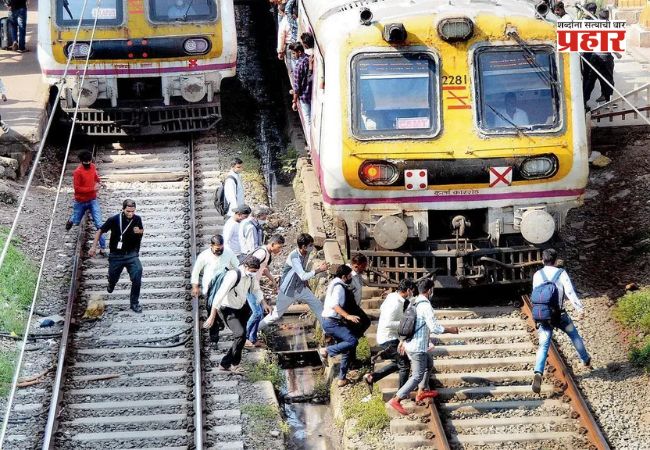 Local Train News : केवळ स्थानकावरील प्लॅटफॉर्मवरूनच ट्रेनमध्ये चढावे व उतरावे; मध्य रेल्वेचे प्रवाशांना आवाहन