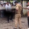 BMC contractors fight : BMC कार्यालयाबाहेर कंत्राटदारांमध्ये तुफान राडा! एकमेकांवर केले सुऱ्याने वार; व्हिडिओ व्हायरल