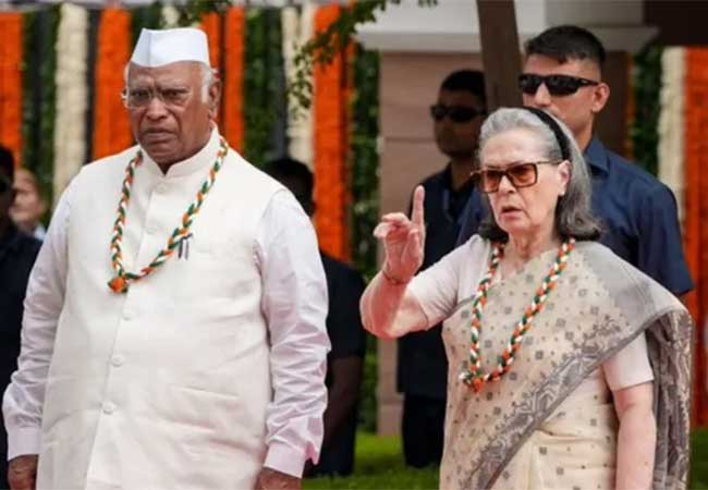 Vande Mataram : ‘वंदे मातरम्’ सुरू असताना काँग्रेस मुख्यालयात नेमकं काय झालं ? आता कोणाला होणार शिक्षा ?