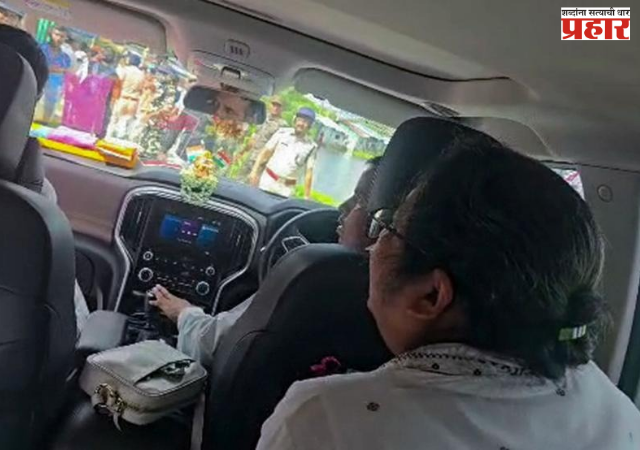Attack on Mamata Banerjee : ममता बॅनर्जींच्या ताफ्यावर हल्ला; गाडीवर चिखल, चप्पल, बूट फेकले
