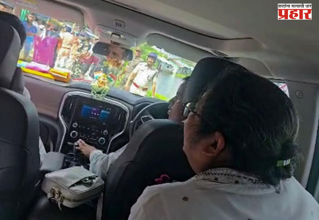 Attack on Mamata Banerjee : ममता बॅनर्जींच्या ताफ्यावर हल्ला; गाडीवर चिखल, चप्पल, बूट फेकले