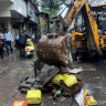 BMC NEWS : पदपथ अतिक्रमण मुक्त मोहिमेला अडथळा; जेसीबी अभावी विभागातील कारवाई थंडावली