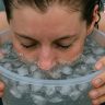 Ice Water Facial : एक रुपयाही खर्च न करता मिळवा सेलिब्रिटींसारखा ग्लो! काय आहे हे 'आइस वॉटर फेशिअल'? जाणून घ्या गुपित