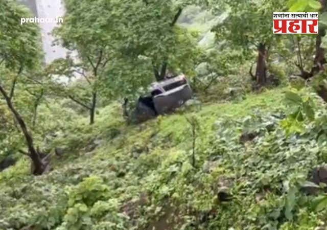 Khopoli Accident : ५० फूट खोल दरीत कोसळली भरधाव कार झाडात अडकली, अन् पुढच्याच क्षणी...खोपोलीत थरारक घटना!