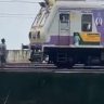 Vasai : रुळावर उभा राहून ट्रेन अडवण्याचा प्रयत्न? वसई-नालासोपारा दरम्यान लोकल थांबली प्रवशांना सुटला घाम!