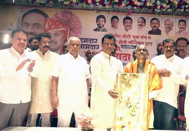 MLA Prashant Thakur : आमदार प्रशांत ठाकूर यांच्या वाढदिवसानिमित्त कामोठे येथे समाजोपयोगी वस्तूंचे वाटप