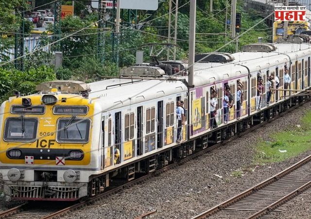 Mumbai Local : किरकोळ वाद झाला अन् प्रवाशाला चक्क धावत्या ट्रेनमधून खाली ढकलून दिलं