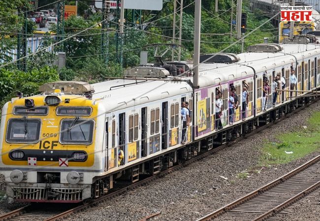 Mumbai Local : किरकोळ वाद झाला अन् प्रवाशाला चक्क धावत्या ट्रेनमधून खाली ढकलून दिलं