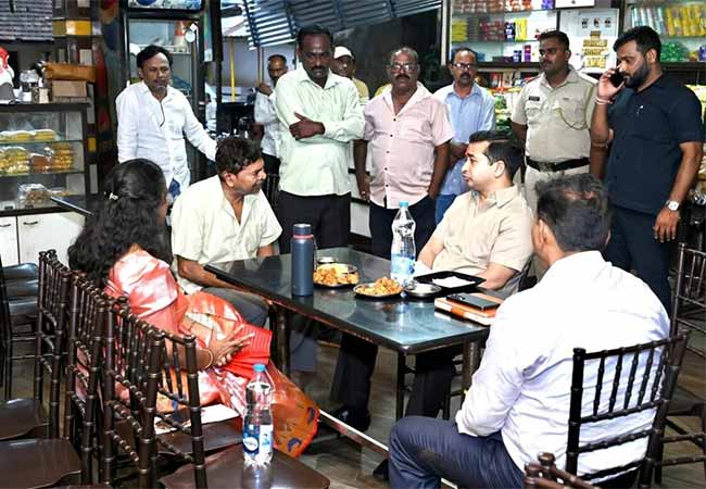 Nitesh Rane : कार्यकर्त्यांच्या आग्रहास्तव पालकमंत्री नितेश राणेंनी घेतला चहा-भजीचा आस्वाद
