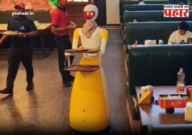 Robot Waiter Murthal : मुरथलच्या धाब्यावर रोबोट वेटरची एन्ट्री! हरियाणातील 'रेशम धाब्या'चा भन्नाट प्रयोग, व्हिडिओ व्हायरल