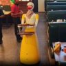 Robot Waiter Murthal : मुरथलच्या धाब्यावर रोबोट वेटरची एन्ट्री! हरियाणातील 'रेशम धाब्या'चा भन्नाट प्रयोग, व्हिडिओ व्हायरल