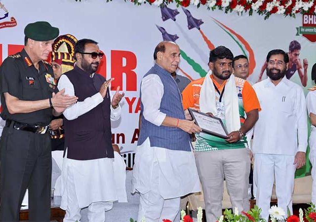 Rajnath Singh : ‘रक्तदान करणारे योद्धे’, राजनाथ सिंहांकडून महाराष्ट्रातील रक्तदात्यांचे कौतुक!