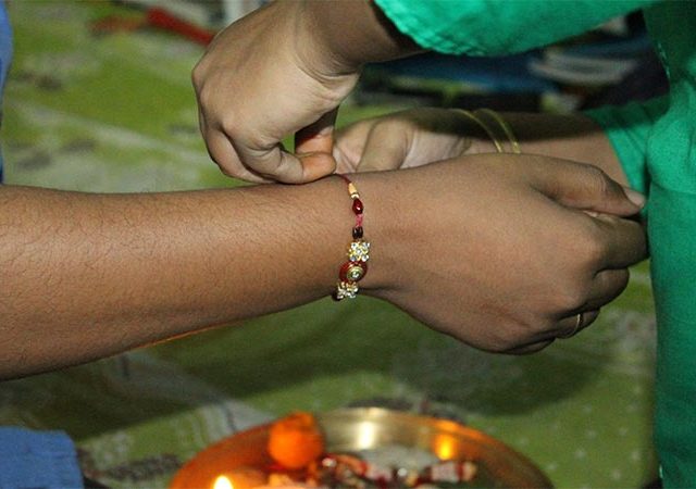Raksha Bandhan : जाणून घ्या रक्षाबंधनाच्या दिवशी भावाला राखी बांधण्याची शुभ वेळ ?