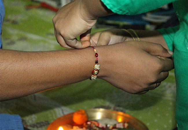 Raksha Bandhan : जाणून घ्या रक्षाबंधनाच्या दिवशी भावाला राखी बांधण्याची शुभ वेळ ?