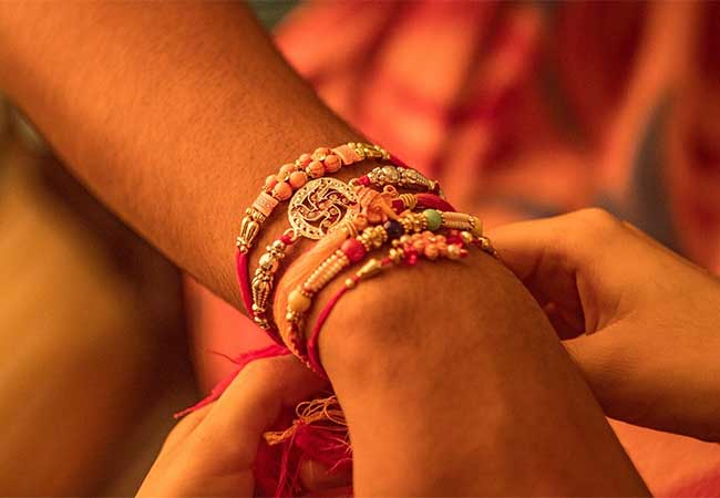 Holiday : मुंबईत दहीहंडी ऐवजी रक्षाबंधनला मिळणार शासकीय सुट्टी