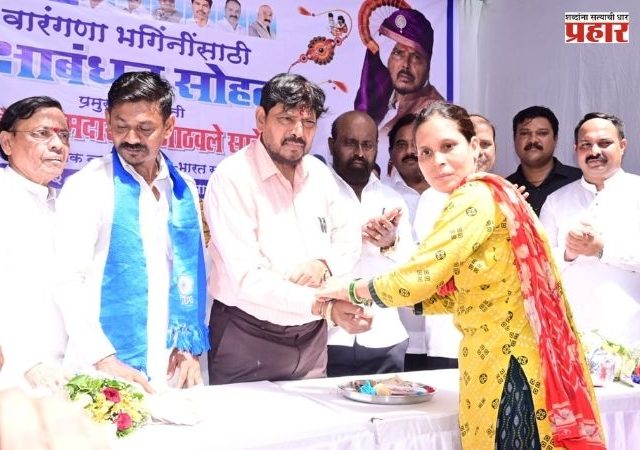 Ramdas Athawale : कामाठीपुऱ्यातील महिलांसोबत रामदास आठवलेंनी साजरे केले रक्षाबंधन; पुनर्वसन आणि रोजगारासाठी प्रयत्न करण्याचा निर्धार