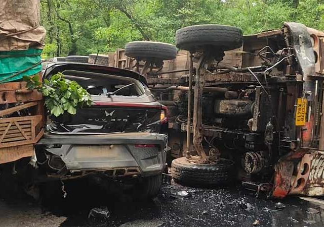 Road Accident : घाटात मोठा अपघात, ब्रेक फेल झाला आणि ट्रकने SUV चिरडली; तीन वाहनांचे प्रचंड नुकसान