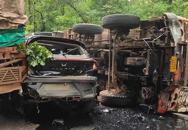 Road Accident : घाटात मोठा अपघात, ब्रेक फेल झाला आणि ट्रकने SUV चिरडली; तीन वाहनांचे प्रचंड नुकसान