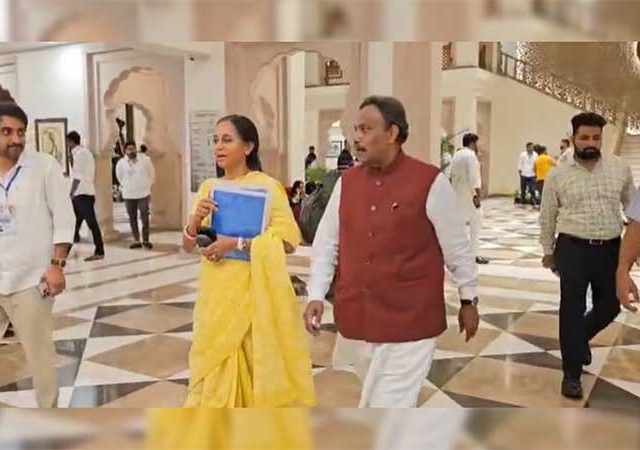 Supriya Sule and Vinod Tawde : सुप्रिया सुळे आणि विनोद तावडे बैठक सोडून अचानक निघाले, एका कारमधून गेले; चर्चेला उधाण